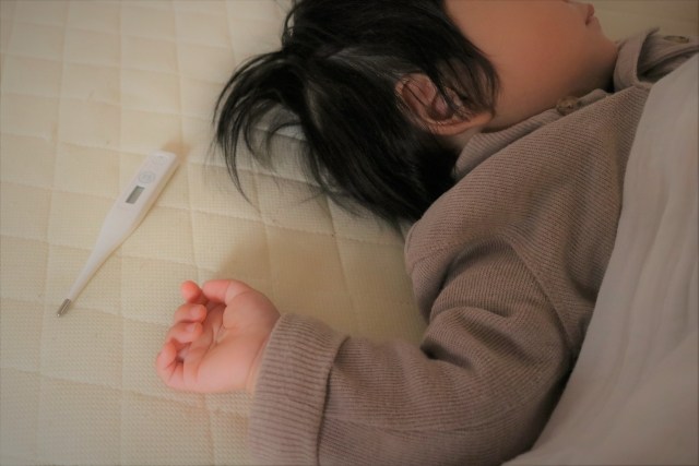 熱を出している子供