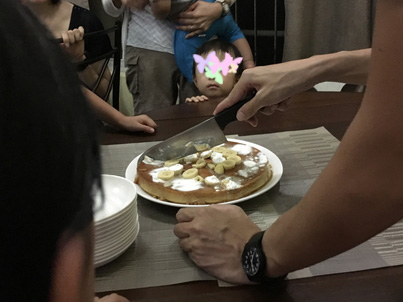 サプライズバースデーのケーキ