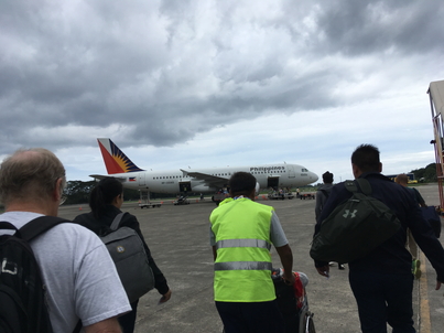 歩いて飛行機へ