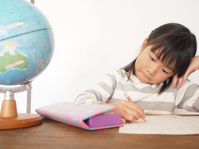 プリント学習中の女の子