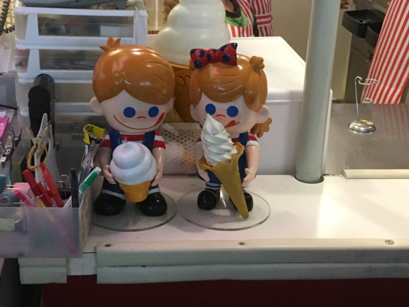 ソフトクリームショップの人形