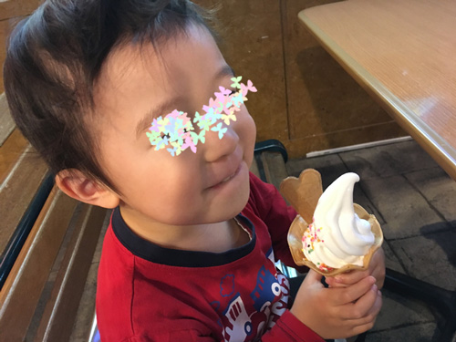 ソフトクリームを食べるあーすけ