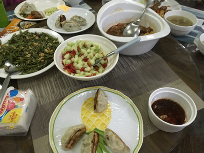 学校の食事、餃子など