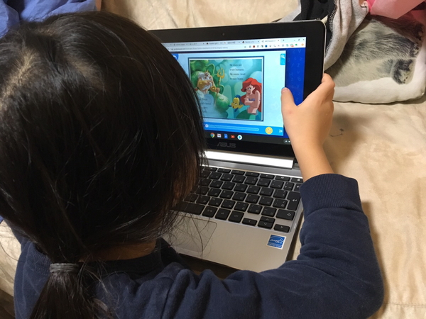 ABCmouseで本を読む娘