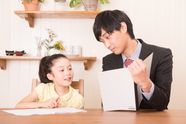 家庭教師の先生と子供の写真