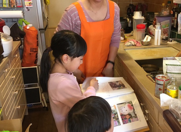 フィリピンの写真を見せる娘