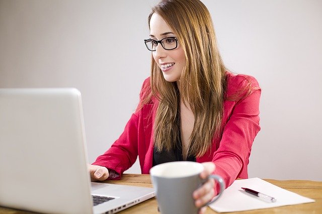 PC作業をする女性