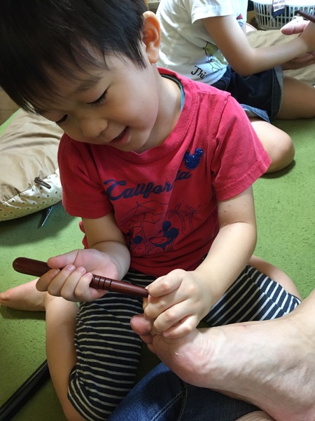 痛がる父親の足を無理矢理ゴリゴリやる息子