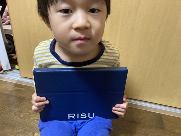 RISUきっずを抱える4歳の子供