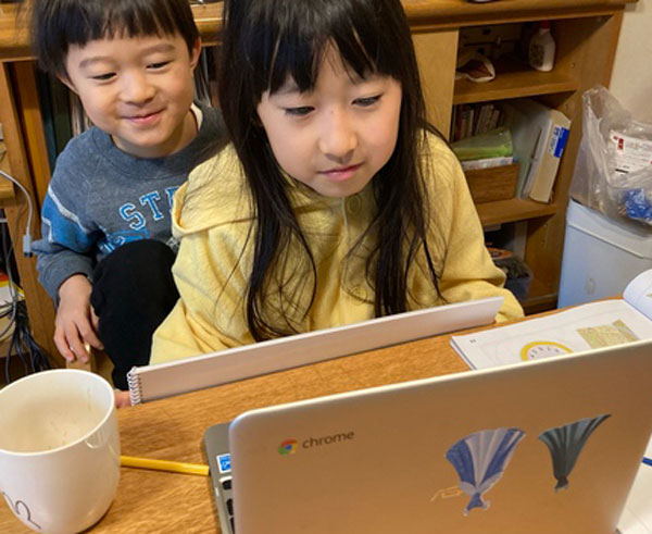 GSA(グローバルステップアカデミー)のレッスン中の子供とのぞき込む弟