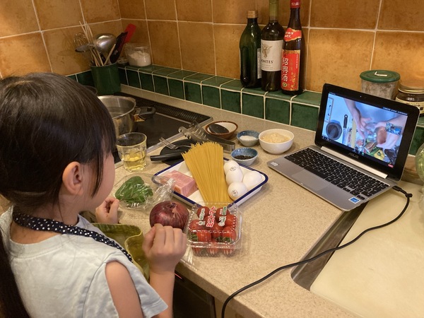 グローバルステップアカデミーのクッキングクラスを受ける子供