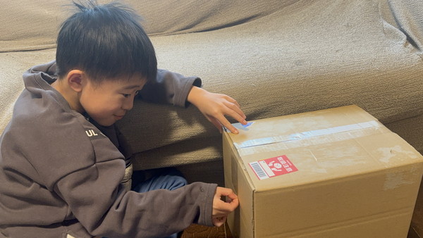 ミライコイングリッシュの箱を開ける子供