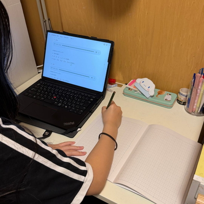 発音記号をノートに書く中学生娘